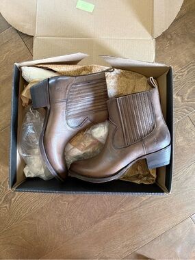 Frye Sacha Chelsea Booties